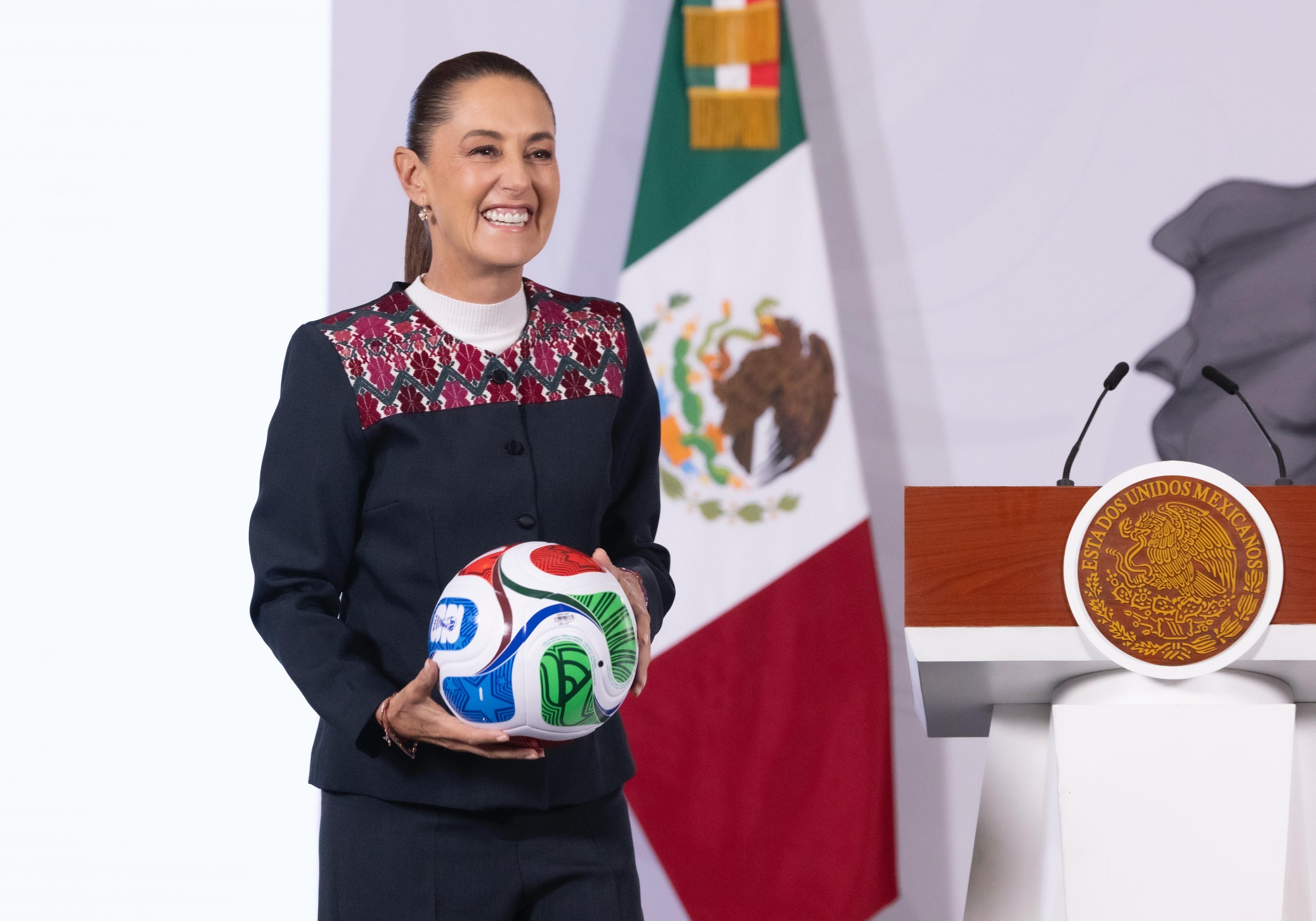 PRESIDENTA SHEINBAUM PROYECTA INAUGURACIÓN DE TRENES
